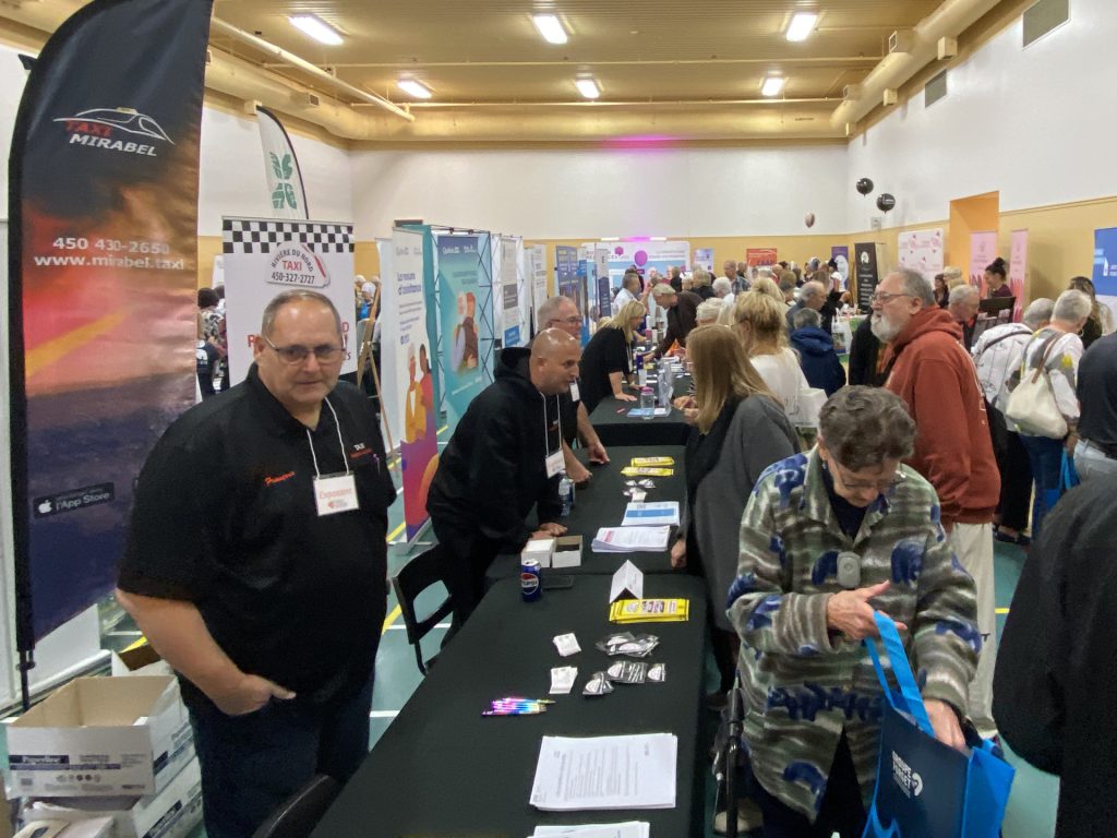 Photo du kiosque de Taxi Mirabel au Salon des aînés 2025